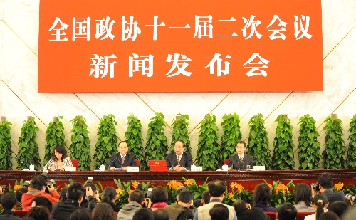 3月2日,全国政协十一届二次会议新闻发布会在北京人民大会堂举行。大会发言人赵启正介绍会议有关情况并回答中外记者提问。 新华社记者谢环驰摄