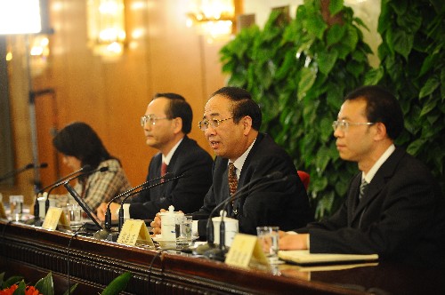 3月2日,全国政协十一届二次会议新闻发布会在北京人民大会堂举行。大会发言人赵启正(右二)介绍会议有关情况并回答中外记者提问。 新华社记者李涛摄