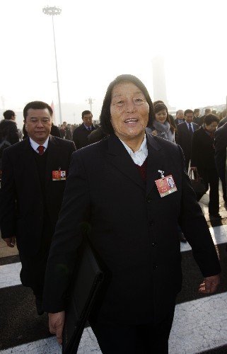 3月5日,全国人大代表申纪兰抵达天安门广场。 当日,第十一届全国人民代表大会第二次会议在北京人民大会堂开幕。 新华社记者邢广利摄