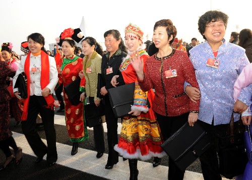 3月5日,全国人大代表抵达天安门广场。 当日,第十一届全国人民代表大会第二次会议在北京人民大会堂开幕。 新华社记者 杨宗友 摄