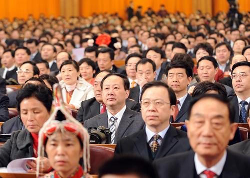 3月5日,第十一届全国人民代表大会第二次会议在北京人民大会堂开幕。这是代表在认真听会。新华社记者 樊如钧 摄