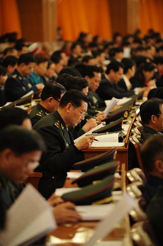 3月5日,第十一届全国人民代表大会第二次会议在北京人民大会堂开幕。这是代表在认真听会。 新华社记者 刘建生 摄