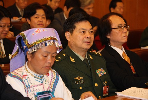 3月5日,第十一届全国人民代表大会第二次会议在北京人民大会堂开幕。这是代表在认真听会。 新华社记者王建民摄