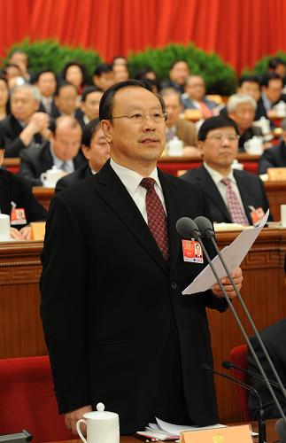3月9日,全国政协十一届二次会议在北京人民大会堂举行第四次全体会议。杜青林主持会议。新华社记者 李学仁 摄