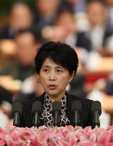 3月9日,全国政协十一届二次会议在北京人民大会堂举行第四次全体会议。这是李冬玉委员作《加快推进征地制度改革》的发言。 新华社记者 姚大伟 摄
