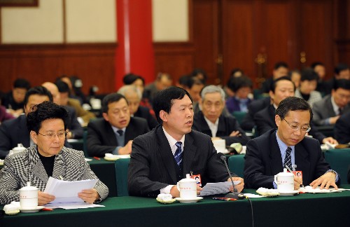 3月4日,全国政协委员徐辉(前中)说,解决城乡教育水平差距的关键是加强农村教师队伍建设,切实解决农村教师的生活待遇问题,提高农村教师的教育教学水平。 新华社记者 黄敬文 摄