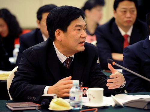 来自河南的全国人大代表陈建生提出,实现我国煤炭工业的可持续发展,应加快关键技术研究和攻关,推广先进技术,保障煤矿安全生产。新华社记者 朱祥 摄