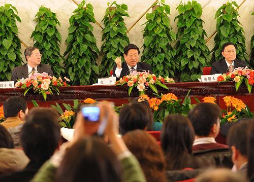 3月6日,十一届全国人大二次会议举行记者会,国家发展和改革委员会主任张平、财政部部长谢旭人、中国人民银行行长周小川就应对国际金融危机、保持经济平稳较快发展答记者问。新华社记者樊如钧摄