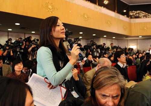 3月6日,十一届全国人大二次会议举行记者会,国家发展和改革委员会主任张平、财政部部长谢旭人、中国人民银行行长周小川就应对国际金融危机、保持经济平稳较快发展答记者问。这是一名香港记者在提问。新华社记者 饶爱民 摄