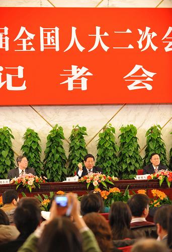 3月6日,十一届全国人大二次会议举行记者会,国家发展和改革委员会主任张平、财政部部长谢旭人、中国人民银行行长周小川就应对国际金融危机、保持经济平稳较快发展答记者问。 新华社记者樊如钧摄