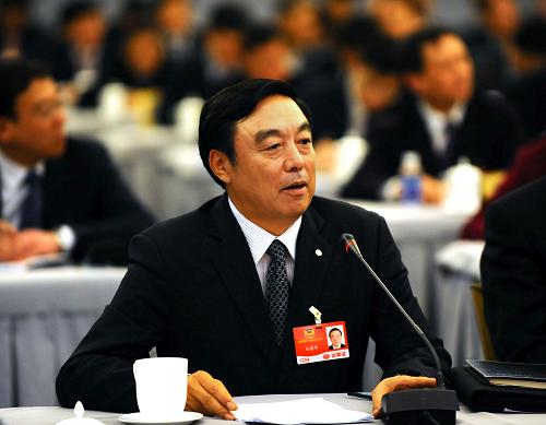 直面机遇和挑战——经济界代表委员一席谈 全国政协委员、招商银行行长马蔚华认为,中小企业是我国国民经济的重要支柱,实现“扩内需、保增长”的目标,迫切需要我们下大气力有效破解中小企业融资难的问题,进而更好地发挥中小企业促进经济增长的作用。有效破解我国中小企业融资难的问题,首先需要银行机构树立“保经济就是保银行,救企业就是救自己”的意识,与中小企业建立长期、稳定的信任合作关系,而非简单、片面地采取停贷、拒贷或压贷的行为。 2009年是实施“十一五”规划的关键之年,综观国际国内形势,保持经济平稳较快发展成为经济界代表、委员热议的话题。 新华社记者李涛摄