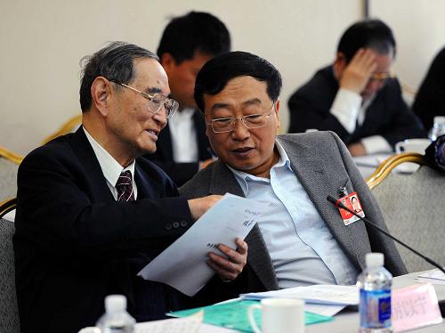 这是全国政协委员、经济学家厉以宁(左)与全国政协委员、证监会副主席范福春在小组讨论会上交流(3月6日摄)。 厉以宁认为,当前我国经济转型与结构调整、产业升级是紧密联系在一起的。经济转型有两层含义,一是要抓紧时间实现产业结构和产品结构的调整,以及产业升级,鼓励企业自主创新,把提高经济增长的质量放在首位;二是要实现就业结构或劳动力结构的调整,以及劳动力素质的升级,使技术人员、研发人员、熟练技工的比重上升。 2009年是实施“十一五”规划的关键之年,综观国际国内形势,保持经济平稳较快发展成为经济界代表、委员热议的话题。 新华社记者李涛摄