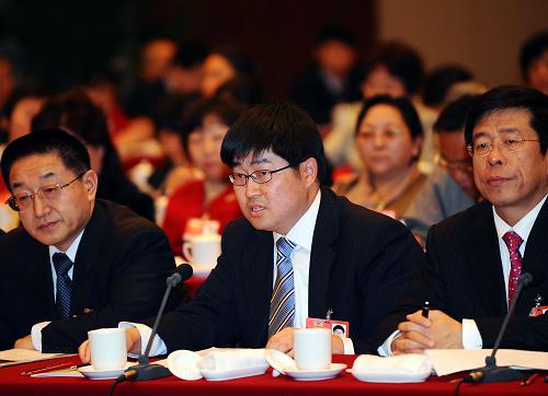 全国政协委员、上海证券交易所总经理朱从玖(前中)认为,应对国际金融危机应进一步完善金融机构资本保障制度,强健金融机构;大力发展公司债券市场,进一步优化金融结构,分散和预防金融风险;深化金融改革,坚持金融创新;深化金融监管,完善监管机制。 2009年是实施“十一五”规划的关键之年,综观国际国内形势,保持经济平稳较快发展成为经济界代表、委员热议的话题。 新华社记者李涛摄