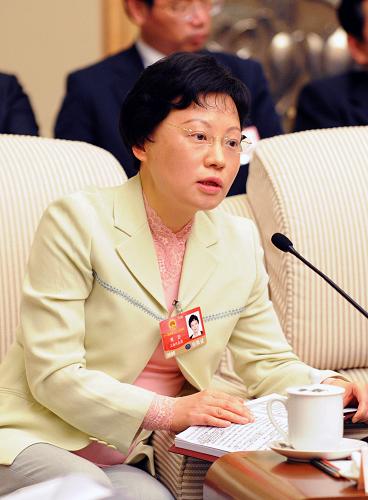 全国人大代表、上海富申国有资产评估公司董事长兼总经理樊芸建议,中小企业各拿一点钱出来建立保障资金,银行可以按出资量1比6的比例贷款给企业,企业之间也可以转借信用额度。民间资本充沛,与其让“地下钱庄”混乱发展,不如由政府引导建立规范有序的民间资本借贷市场。 2009年是实施“十一五”规划的关键之年,综观国际国内形势,保持经济平稳较快发展成为经济界代表、委员热议的话题。 新华社记者马占成摄