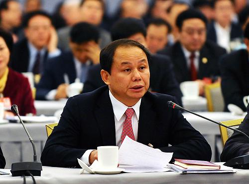 全国政协委员、中国人保集团总裁吴焰认为,保险机制在服务农村经济社会发展中需要循序渐进,把握重点,从农民急需保障的领域入手,进一步推进种植业、养殖业政策性保险工作;加快建立巨灾风险分散机制,形成包括财政支持在内的多层次农业巨灾风险管理机制;建立农村信贷与农业保险相结合的银保互动机制;鼓励发展农村养老保险,特别是被征地农民养老保险。 2009年是实施“十一五”规划的关键之年,综观国际国内形势,保持经济平稳较快发展成为经济界代表、委员热议的话题。 新华社记者李涛摄