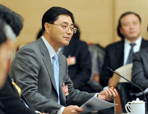 全国人大代表、中国金融期货交易所股份有限公司总经理朱玉辰说,股指期货在中国已经过长达8年的酝酿研究,准备已经很充分了。当前推出股指期货,风险可测、可控、可承受,能够确保股指期货市场平稳起步与稳妥发展。新华社记者马占成摄