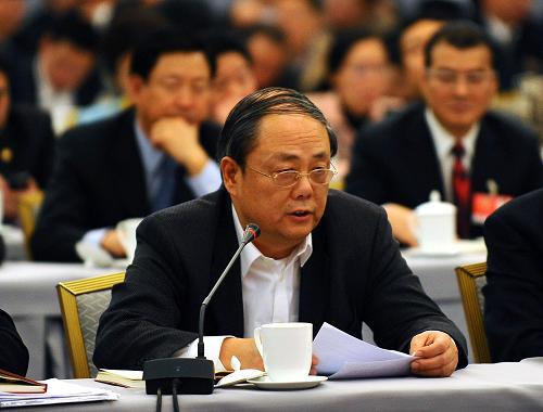 全国政协委员、国务院发展研究中心对外经济研究部部长张小济建议,在全球陷入通货紧缩的时候,一定要充分利用我国资金充裕、拥有巨额外汇储备的优势,迅速制定、出台并落实贸易信贷、出口保险、对外投资、对外援助等政策。 2009年是实施“十一五”规划的关键之年,综观国际国内形势,保持经济平稳较快发展成为经济界代表、委员热议的话题。 新华社记者李涛摄