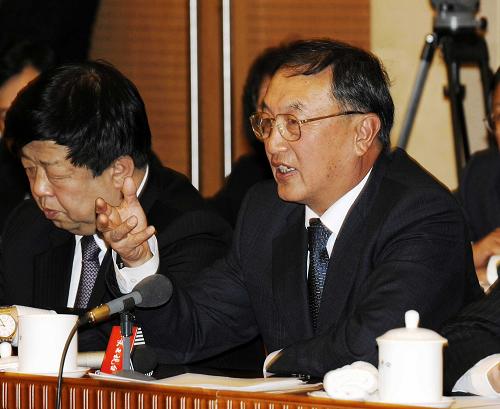 全国人大代表、联想控股有限公司总裁柳传志(右)说,国家实施刺激消费、拉动内需的政策,让利重点应是两部分人,一部分是城市里的中低收入人群,一部分是农村向城市转移的人群,他们的劳动资源成本更低,消费空间更大。 2009年是实施“十一五”规划的关键之年,综观国际国内形势,保持经济平稳较快发展成为经济界代表、委员热议的话题。 新华社记者陈树根摄