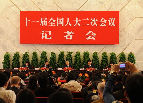 十一届全国人大二次会议举行记者会 3月10日,十一届全国人大二次会议举行记者会,工业和信息化部部长李毅中、人力资源和社会保障部部长尹蔚民、商务部部长陈德铭答记者问。 新华社记者陈树根摄