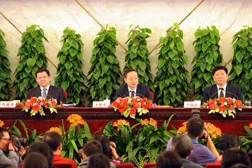 3月10日,十一届全国人大二次会议举行记者会,工业和信息化部部长李毅中、人力资源和社会保障部部长尹蔚民、商务部部长陈德铭答记者问。 新华社记者陈树根摄