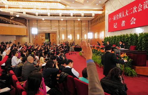 3月10日,十一届全国人大二次会议举行记者会,工业和信息化部部长李毅中、人力资源和社会保障部部长尹蔚民、商务部部长陈德铭答记者问。 新华社记者章磊摄