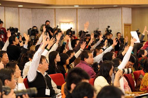 3月10日,十一届全国人大二次会议举行记者会,工业和信息化部部长李毅中、人力资源和社会保障部部长尹蔚民、商务部部长陈德铭答记者问。这是记者举手提问。 新华社记者章磊摄
