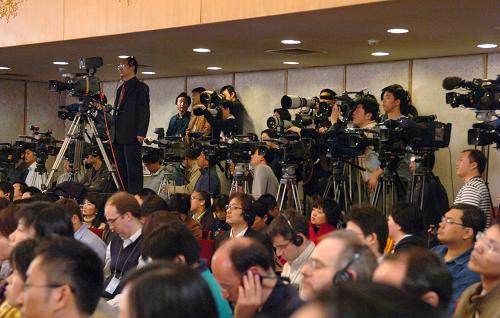 3月10日,十一届全国人大二次会议举行记者会,工业和信息化部部长李毅中、人力资源和社会保障部部长尹蔚民、商务部部长陈德铭答记者问。 这是记者在现场采访拍摄。 新华社记者赵宇思摄