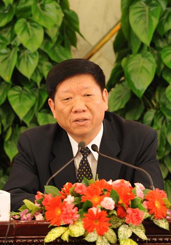 3月10日,十一届全国人大二次会议举行记者会,工业和信息化部部长李毅中、人力资源和社会保障部部长尹蔚民、商务部部长陈德铭答记者问。 这是尹蔚民在记者会上。 新华社记者陈树根摄