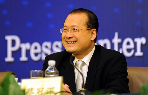 3月10日,全国政协十一届二次会议在梅地亚两会新闻中心举行港澳委员集体采访活动,主题是“港澳委员谈如何应对全球金融危机”。陈永棋、李家祥、张华峰、蔡冠深、许健康、颜延龄等六位委员出席并回答记者提问。这是蔡冠深在回答记者提问。 新华社记者谢环驰摄