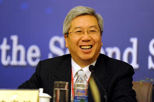 3月10日,全国政协十一届二次会议在梅地亚两会新闻中心举行港澳委员集体采访活动,主题是“港澳委员谈如何应对全球金融危机”。陈永棋、李家祥、张华峰、蔡冠深、许健康、颜延龄等六位委员出席并回答记者提问。这是李家祥在回答记者提问。 新华社记者谢环驰摄