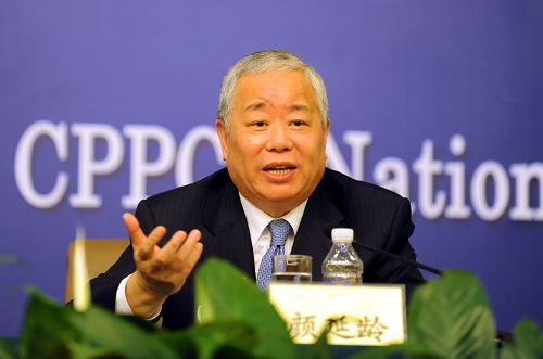 3月10日,全国政协十一届二次会议在梅地亚两会新闻中心举行港澳委员集体采访活动,主题是“港澳委员谈如何应对全球金融危机”。陈永棋、李家祥、张华峰、蔡冠深、许健康、颜延龄等六位委员出席并回答记者提问。这是颜延龄在回答记者提问。 新华社记者谢环驰摄