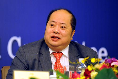 3月10日,全国政协十一届二次会议在梅地亚两会新闻中心举行港澳委员集体采访活动,主题是“港澳委员谈如何应对全球金融危机”。陈永棋、李家祥、张华峰、蔡冠深、许健康、颜延龄等六位委员出席并回答记者提问。这是张华峰在回答记者提问。 新华社记者谢环驰摄