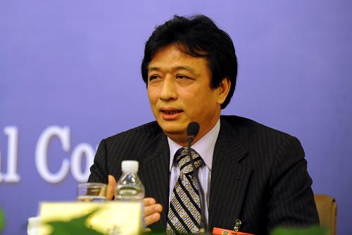 3月10日,全国政协十一届二次会议在梅地亚两会新闻中心举行港澳委员集体采访活动,主题是“港澳委员谈如何应对全球金融危机”。陈永棋、李家祥、张华峰、蔡冠深、许健康、颜延龄等六位委员出席并回答记者提问。这是许健康在回答记者提问。 新华社记者谢环驰摄