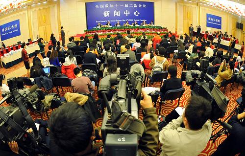 3月10日,全国政协十一届二次会议在梅地亚两会新闻中心举行港澳委员集体采访活动,主题是“港澳委员谈如何应对全球金融危机”。陈永棋、李家祥、张华峰、蔡冠深、许健康、颜延龄等六位委员出席并回答记者提问。 新华社记者谢环驰摄