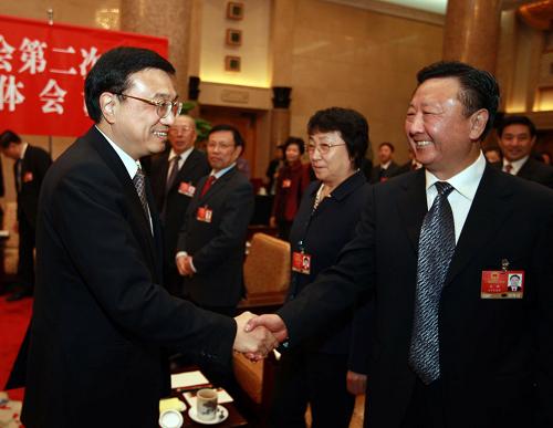 3月6日,中共中央政治局常委、国务院副总理李克强参加十一届全国人大二次会议辽宁代表团的审议。 新华社记者鞠鹏摄