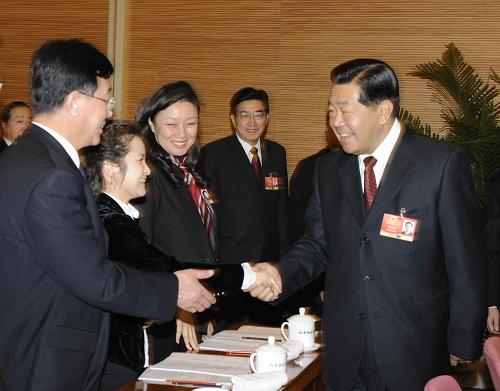3月5日,中共中央政治局常委、全国政协主席贾庆林参加十一届全国人大二次会议北京代表团的审议。新华社记者陈树根摄