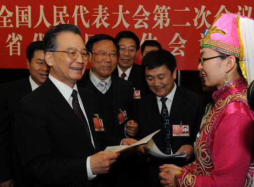 3月6日,中共中央政治局常委、国务院总理温家宝参加十一届全国人大二次会议甘肃代表团的审议,听取代表们的意见建议。 新华社记者李学仁摄
