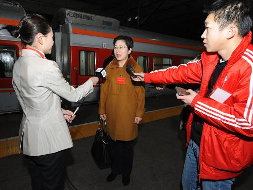 3月2日晨,来自河南省的全国人大代表乘坐K180次列车抵达北京西客站,成为首批抵京参加十一届全国人大三次会议的京外代表。这是毛杰代表接受采访。新华社记者 朱祥 摄