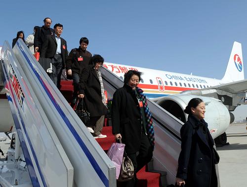 3月2日,出席十一届全国人大三次会议的陕西代表团抵达北京。新华社记者 杨宗友 摄