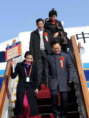 3月2日,出席十一届全国人大三次会议的吉林省代表团抵达北京。新华社记者 杨宗友 摄