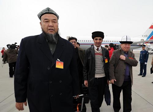 3月1日,新疆维吾尔自治区出席全国政协十一届三次会议的全国政协委员抵达北京。 新华社记者 李涛 摄