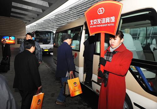 3月1日,山东省的全国政协委员在北京南站转乘汽车前往驻地。当日,山东省出席全国政协十一届三次会议的全国政协委员乘坐D62次列车抵达北京南站。新华社记者李紫恒摄