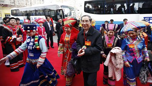 3月2日,出席十一届全国人大三次会议的广西代表团代表抵达驻地北京广西大厦。新华社记者 费茂华 摄