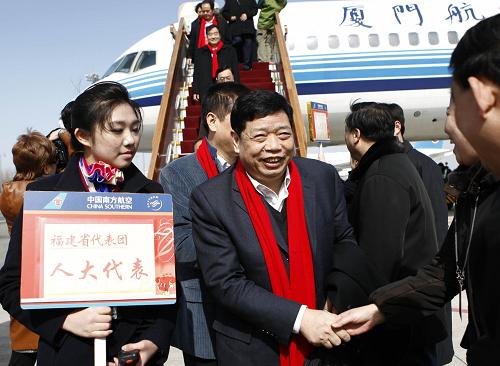3月2日,出席十一届全国人大三次会议的福建代表团抵达北京。新华社记者 费茂华 摄