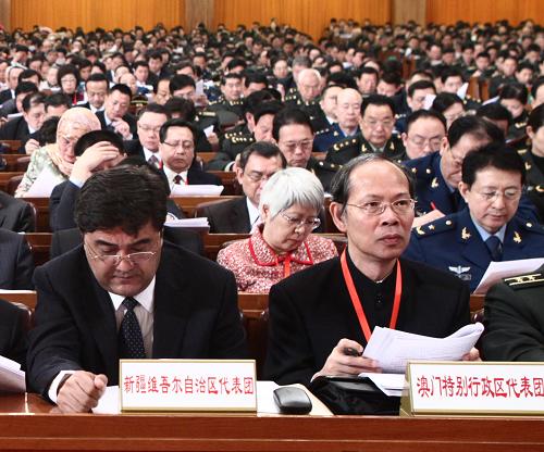 这是新疆维吾尔自治区代表团、澳门特别行政区代表团在会场。新华社记者 刘卫兵 摄