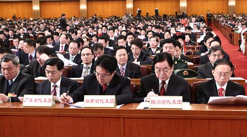 这是广东省代表团、海南省代表团、四川省代表团在会场。新华社记者 刘卫兵 摄