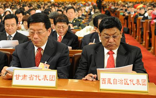 这是甘肃省代表团、西藏自治区代表团在会场。 新华社记者 陈树根 摄