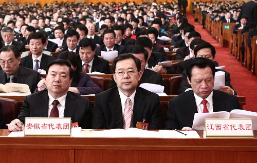 这是安徽省代表团、江西省代表团在会场。新华社记者 刘卫兵 摄