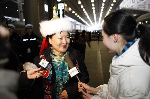 首批参加全国政协十一届三次会议的京外委员抵京 3月1日7时20分,来自内蒙古自治区的全国政协委员乘坐列车抵达北京西站,这是首批抵京参加全国政协十一届三次会议的京外委员。 新华社记者丁林摄