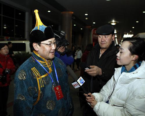 3月1日7时20分,来自内蒙古自治区的全国政协委员乘坐列车抵达北京西站,这是首批抵京参加全国政协十一届三次会议的京外委员。 新华社记者丁林摄